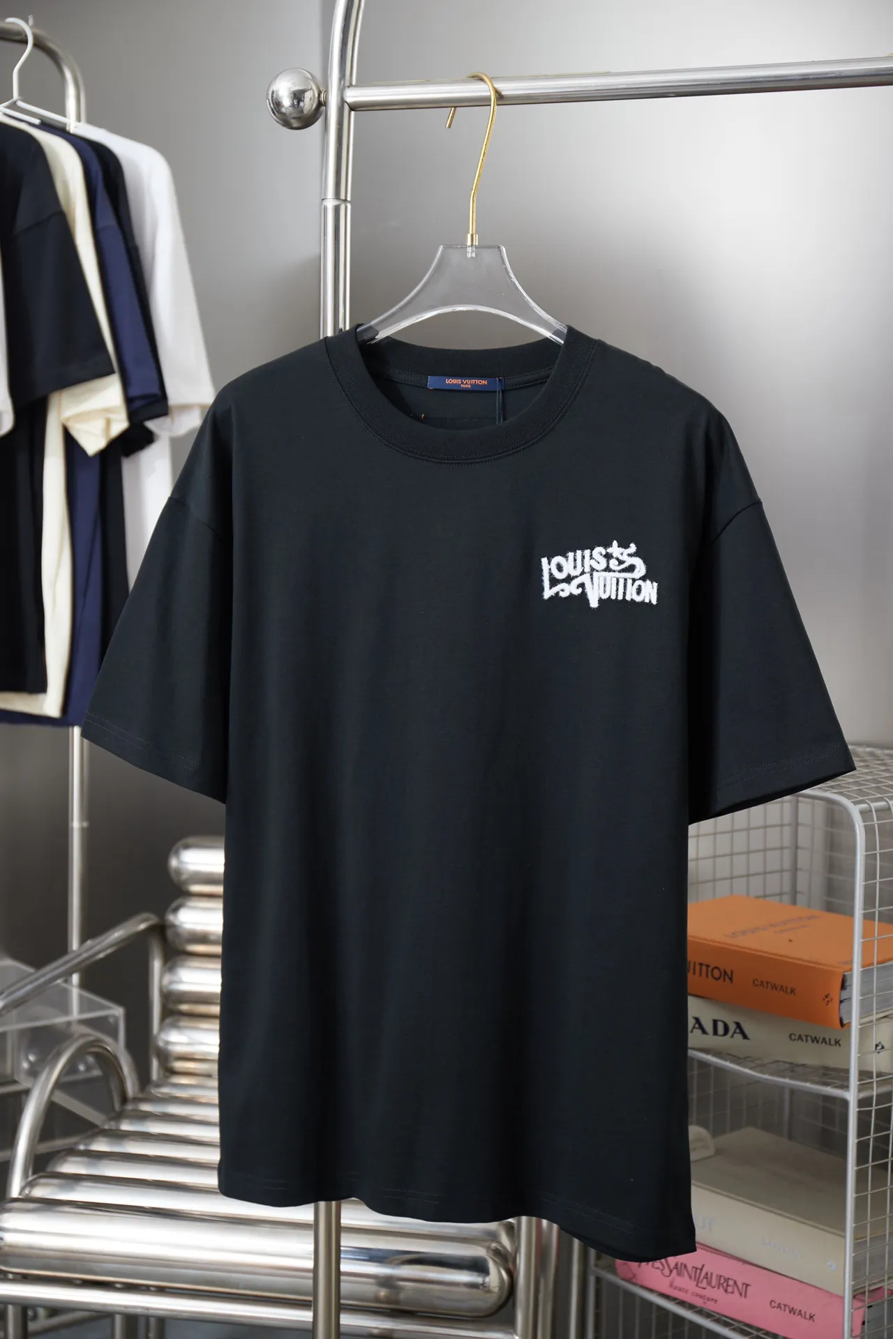 🅿️200 1V 25SS early spring new style short sleeves with embroidered letters, light luxury, a must-have item for daily commuting for men and women, correct version, welcome to compare, detailed features · 320g 100% pure cotton double yarn jersey fabric · Special thickened 32 pieces of double-strand 1X1 thread in the same vat custom dyeing · Imported Tajima machine rope embroidery letter logo · Double needle stitching cross-stitching process · Original main mark, washable tag, brand moisture-proof paper packaging Color: black/white Size: S/M/L/XL